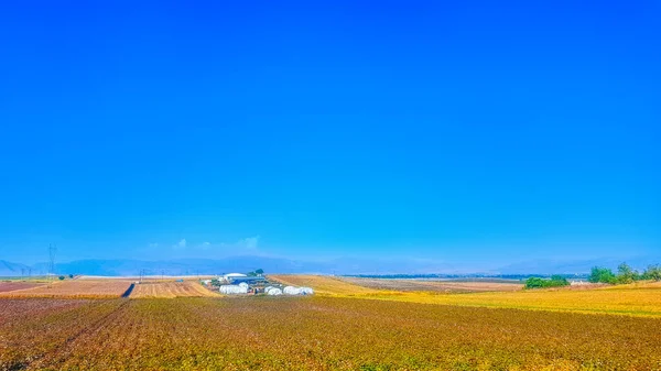 パノラマフィールドの丘や農場の風景 — ストック写真