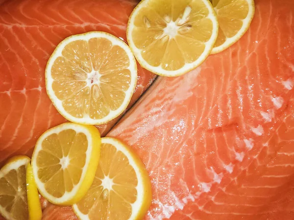 新鮮な海の幸鮭の赤魚レモン — ストック写真