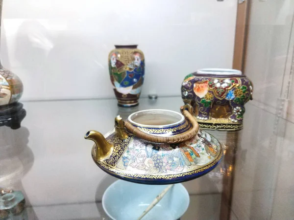 Vintage Conjunto Pratos Porcelana Atrás Vidro — Fotografia de Stock