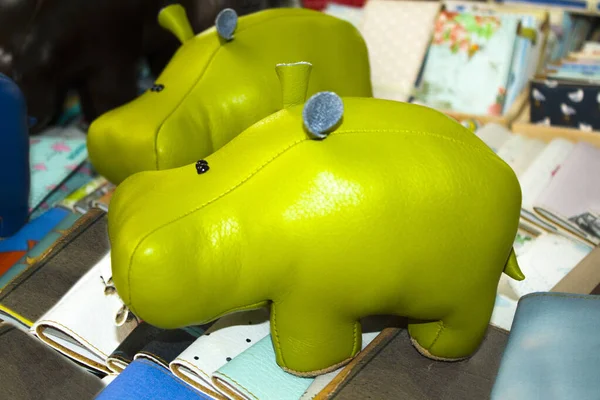 Zabawki Skórzane Hipopotama Ręcznie Zabawka Hipopotama Izolowane Białym Tle — Zdjęcie stockowe