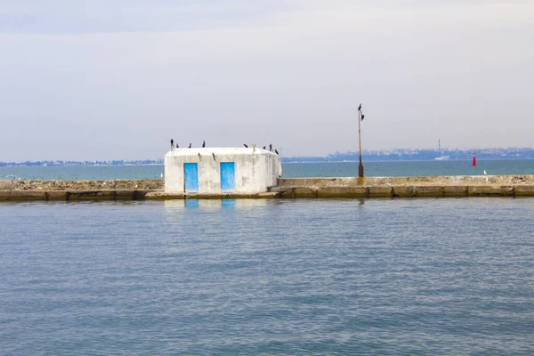 Edificio Muelle Bahía Primer Plano Cielo Azul Agua Casa Agua —  Fotos de Stock
