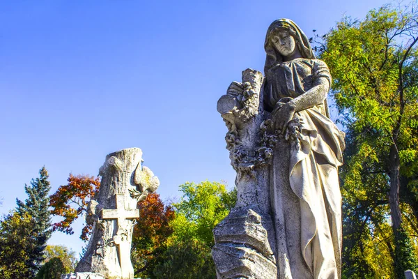 Estátua Anjo Ajoelhado Com Braços Cruzados Contra Céu Azul Lápide — Fotografia de Stock