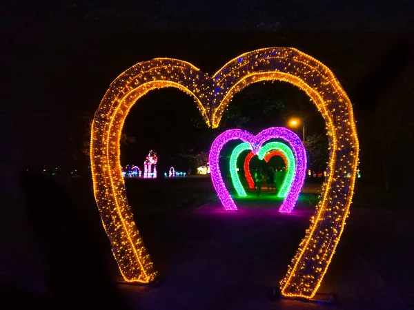 Zdobit Rozmazané Světla Oslavit Lásku Valentýna Nebo Svatbu Tmavé Noci — Stock fotografie