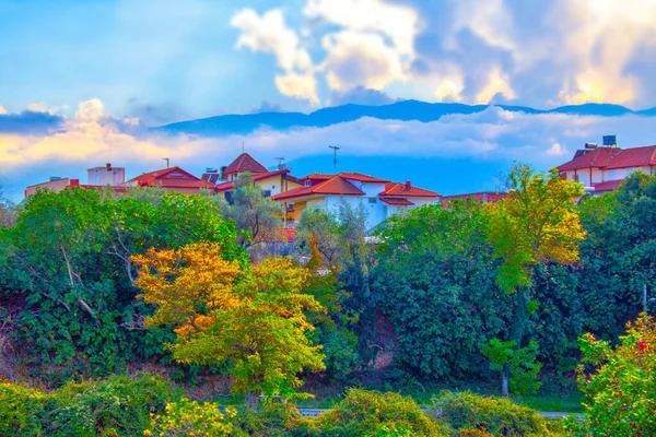 Grecia Paisaje Pueblo Montaña Azul Con Techo Rojo —  Fotos de Stock