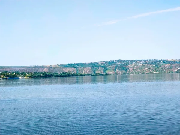 晴れた夏の天気時間にドニエスター川の滑らかな水面と丘の土地の地平線の背景と風景 — ストック写真