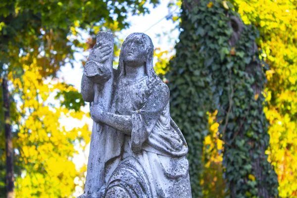 Estatua Ángel Arrodillado Con Los Brazos Cruzados Contra Cielo Azul —  Fotos de Stock