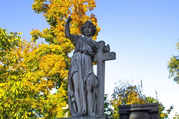 Statue Kneeling Angel Arms Crossed Blue Sky Cemetery Headstone Crucifix — Stock Photo, Image
