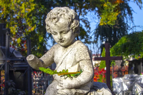 Halshuggen Staty Barn Knästående Ängel Med Armarna Korsade Mot Blå — Stockfoto