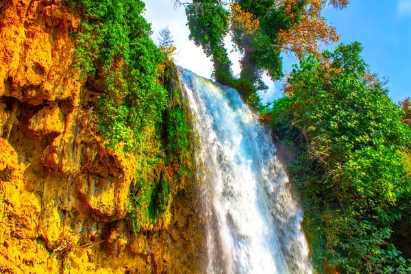 Grécia Bela Cachoeira Grande Respingo Rochas — Fotografia de Stock