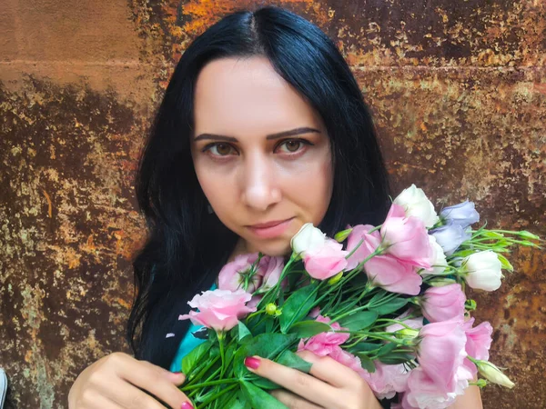 Portrait Femme Closeup Avec Des Fleurs Oestomacées Roses — Photo