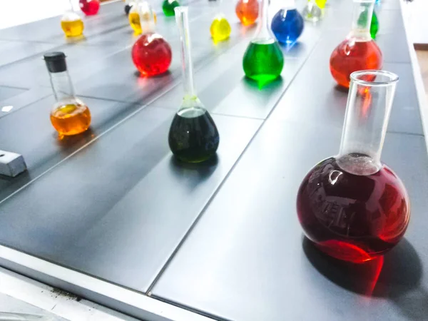 Kimyasal Laboratuvar Camları Şişeler Test Tüpleri Şişeler — Stok fotoğraf