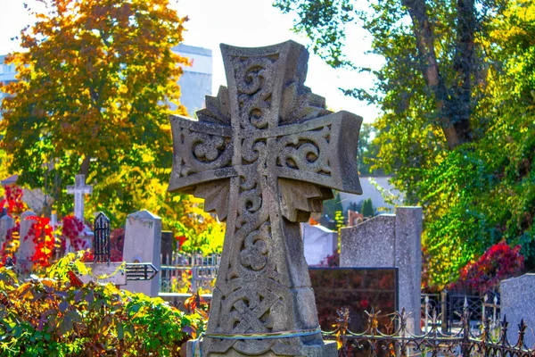 Vecchie Croci Pietra Cimitero Nella Giornata Autunnale — Foto Stock