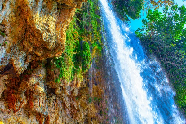 Grecia Hermosa Cascada Grande Salpicaduras Rocas —  Fotos de Stock