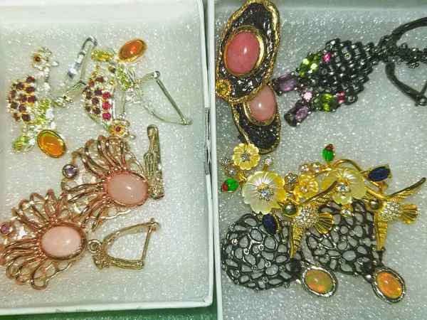 Kutusunda Kristaller Olan Gümüş Mücevher Koleksiyonu — Stok fotoğraf
