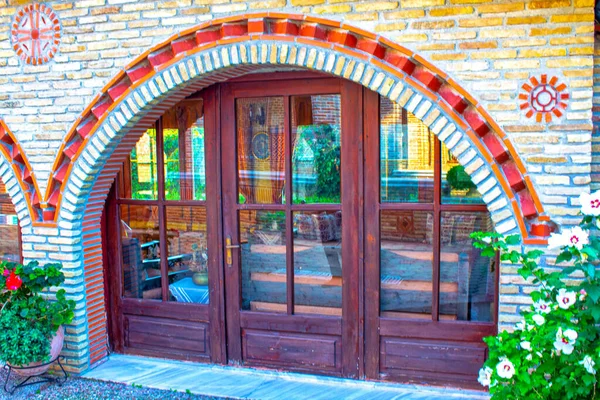 Arch Wooden Door Ancient Brick Wall — 스톡 사진