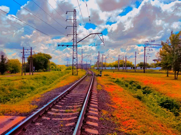 Una Ferrovia Curva Una Luminosa Giornata Sole — Foto Stock