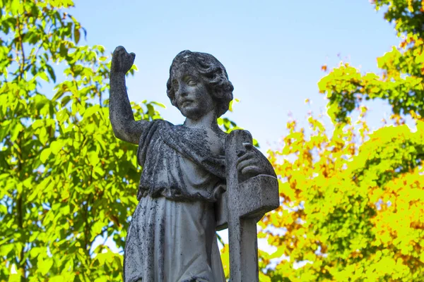Estátua Anjo Ajoelhado Com Braços Cruzados Contra Céu Azul Lápide — Fotografia de Stock