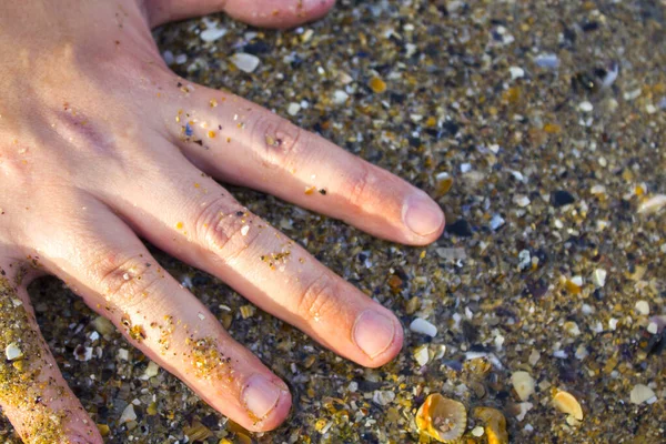 Mãos Fundo Mar Close Mãos Segurando Areia Por Uma Praia — Fotografia de Stock