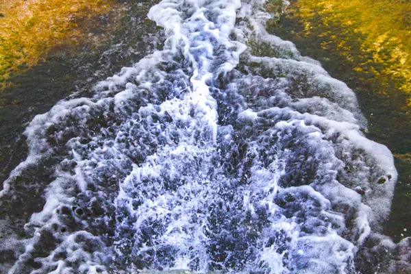 Víz Folyik Sziklákon Mint Egy Kis Vízesés Közelről — Stock Fotó