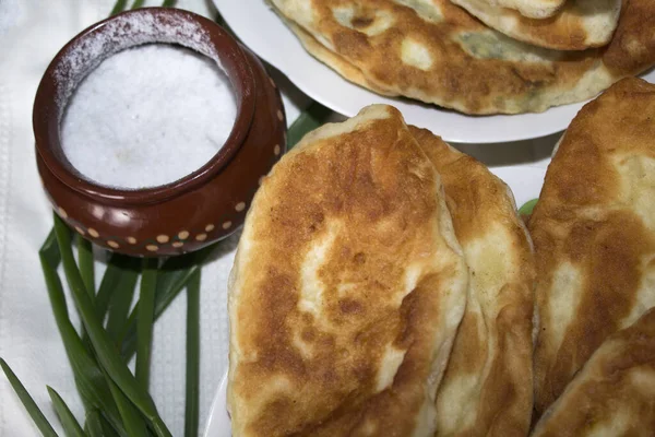 Rissóis Caseiros Massa Com Batata Prato Branco Cuisune Romeno — Fotografia de Stock