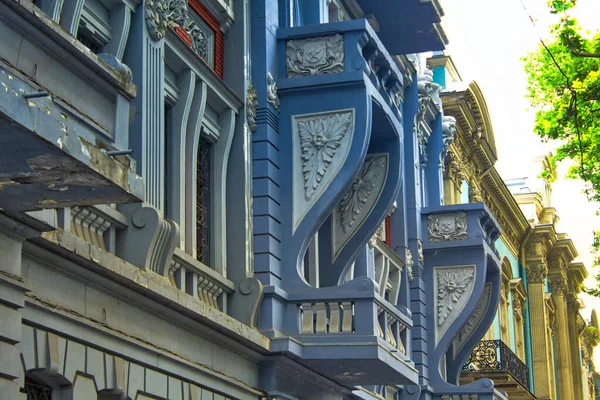 外墙装饰有花纹的老房子蓝色墙的碎片和柱形窗户 — 图库照片