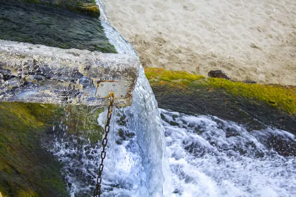 Agua Corriendo Sobre Rocas Como Una Pequeña Cascada Primer Plano — Foto de Stock