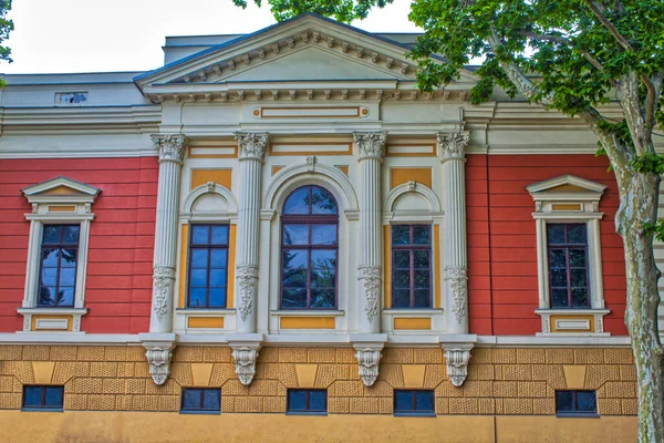 Fragment Van Muur Van Een Oud Herenhuis Versierd Met Reliëf — Stockfoto