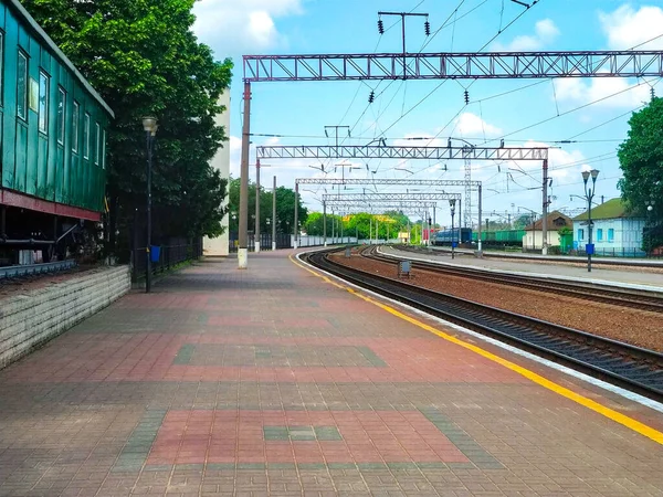 Een Gebogen Spoorweg Een Zonnige Dag — Stockfoto