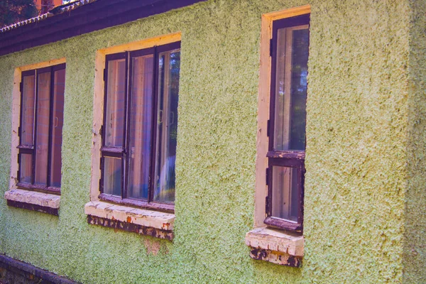 Oude Houten Ramen Buitenmuur — Stockfoto