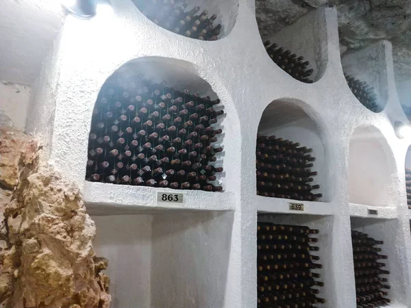 Пыльные Винные Бутылки Полках Подвалах Винодельни — стоковое фото