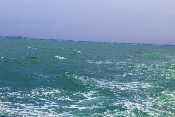 Красивая Голубая Вода Озера Отражающим Солнечным Светом Начинается Поверхность Морской — стоковое фото