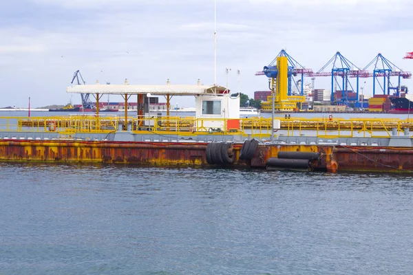 Yıpranmış Sanayi Limanı Kırsal Deniz Parçaları Makineler Etrafta — Stok fotoğraf