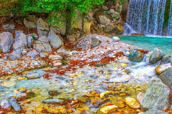 Éclaboussure Eau Rivière Avec Des Roches Des Feuilles Érable Automne — Photo