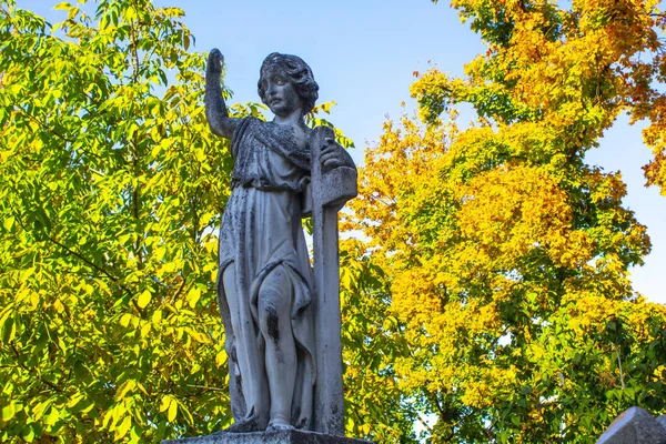 Estatua Ángel Arrodillado Con Los Brazos Cruzados Contra Cielo Azul —  Fotos de Stock