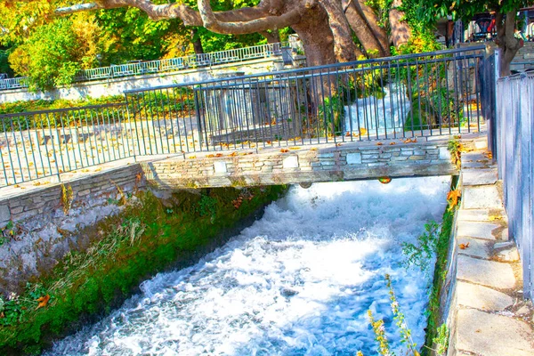 Starý Kamenný Most Přes Řeku Přírodním Parku Krásný Kaskádový Vodopád — Stock fotografie