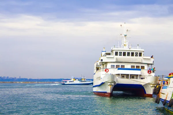 Θέα Κρουαζιερόπλοιου Στο Λιμάνι Ηλιοβασίλεμα Όμορφα Μεγάλα Πλοία Και Βάρκες — Φωτογραφία Αρχείου