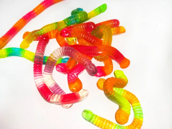 五颜六色的果冻 甜甜的蠕虫形状 顶部视图 甜蜜的背景 — 图库照片