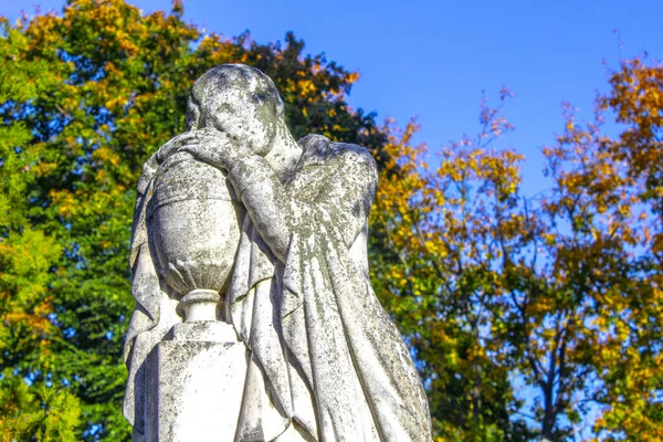 Standbeeld Van Knielende Engel Met Armen Gekruist Tegen Blauwe Hemel — Stockfoto