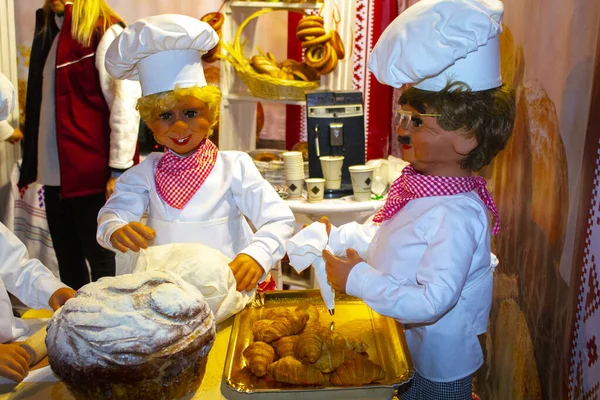 Malá Kuchařka Nebo Malá Panenka Šéfkuchařky Držící Roztomilý Bochník Chleba — Stock fotografie