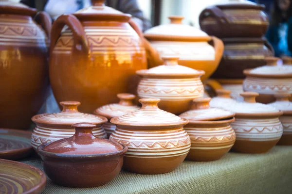 Kırsal el yapımı seramik kil kahverengi bardaklar.