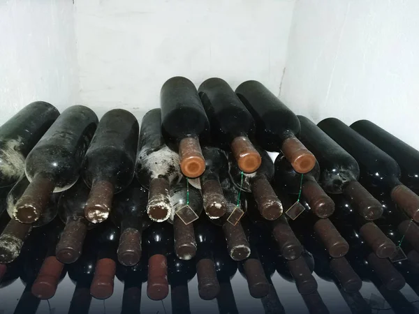 Bottiglie Vino Spolverate Scaffali Cantine Cantina — Foto Stock