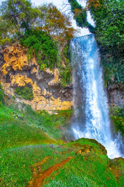 ギリシャの美しい大きな滝 スプラッシュ岩 — ストック写真