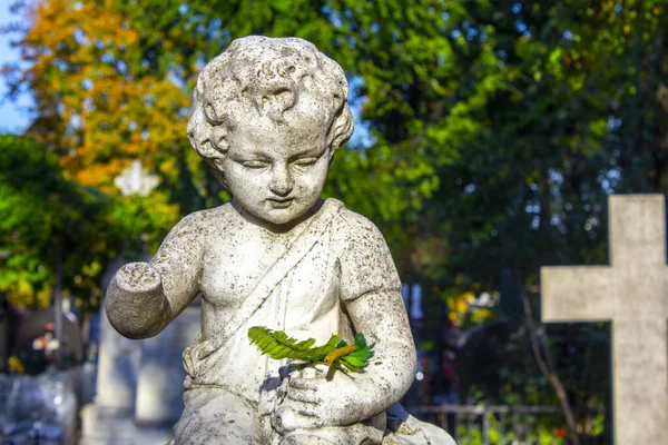 Розчарована Статуя Дитини Колінах Ангела Обіймами Схрещеними Тлі Блакитного Неба — стокове фото