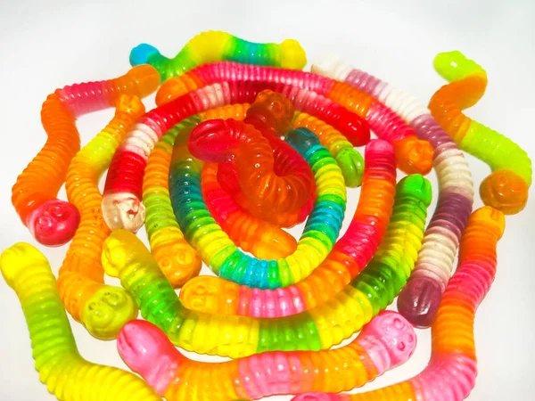 五颜六色的果冻 甜甜的蠕虫形状 顶部视图 甜蜜的背景 — 图库照片