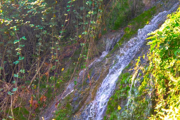Rzeka Górska Kaskadowy Wodospad Rozpryski Skał — Zdjęcie stockowe