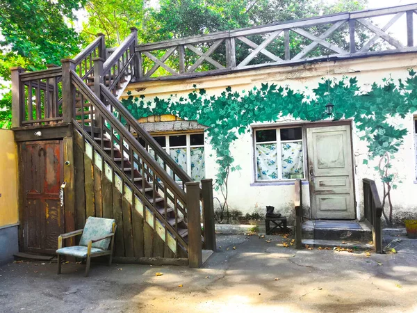 Extérieur Cour Avec Escalier Bois — Photo