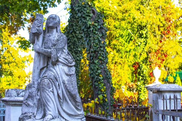 Staty Knästående Ängel Med Armarna Korsade Mot Blå Himmel Och — Stockfoto