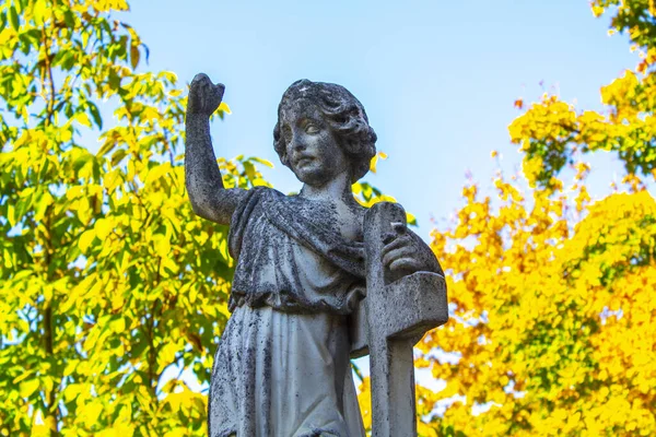 Statue Kneeling Angel Arms Crossed Blue Sky Cemetery Headstone Crucifix — 스톡 사진