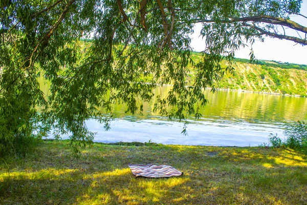 Coperta Picnic Campeggio Sulla Riva Del Fiume — Foto Stock