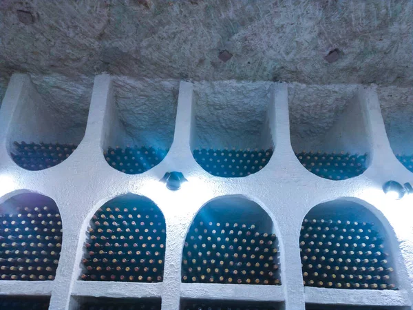 Bouteilles Vin Poussiéreuses Sur Étagères Dans Les Caves Des Établissements — Photo